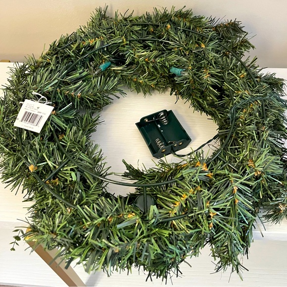 15” Lighted Holiday Wreath With 8” Candles Wire Wreath Frame Takes 2 C Batteries - Picture 4 of 6